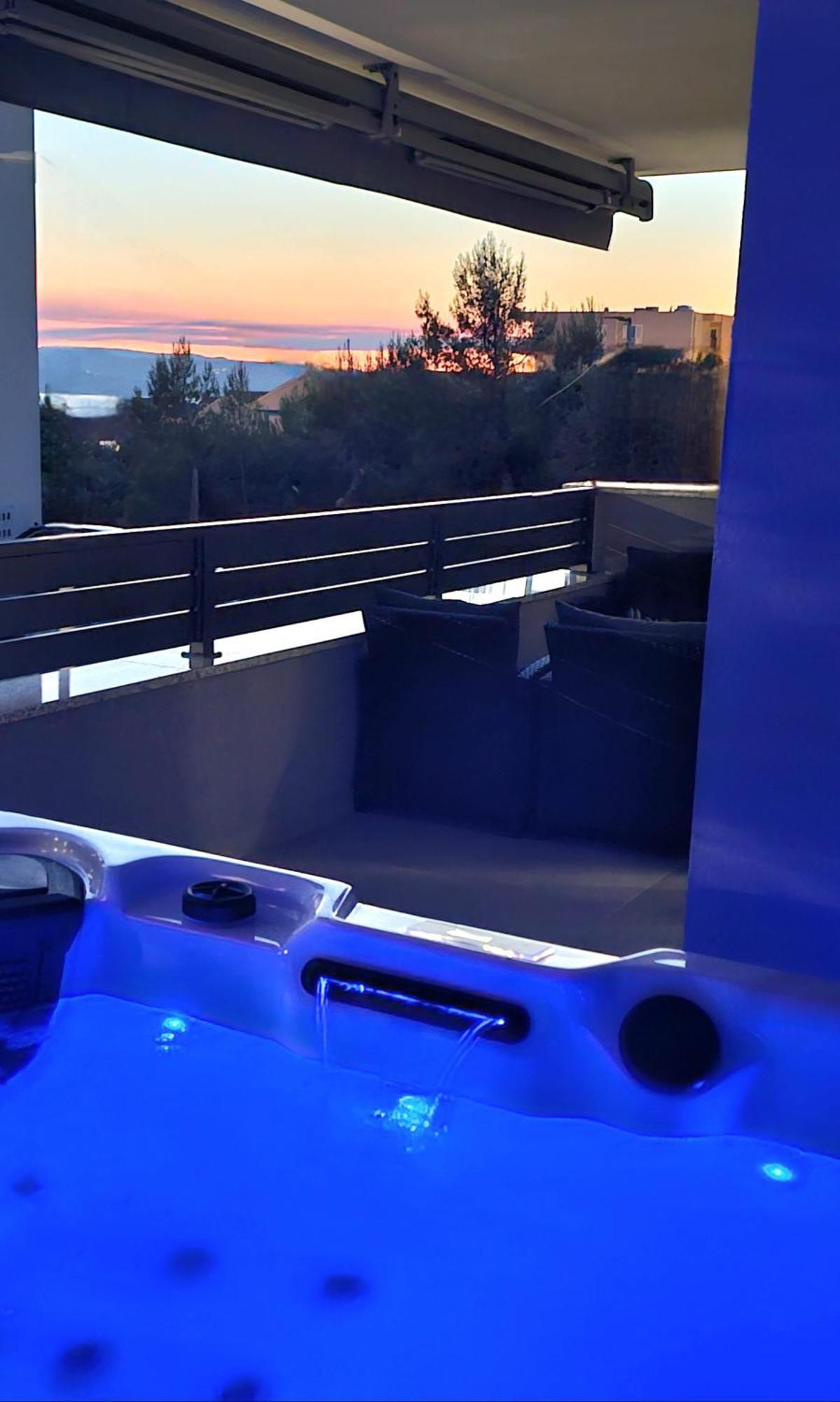 Vucko With Jacuzzi Ferienhaus