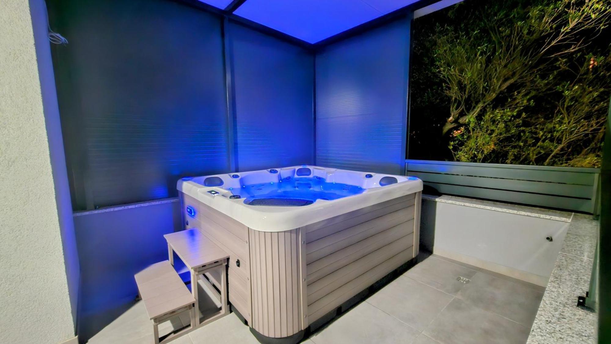 Vucko With Jacuzzi Ferienhaus *