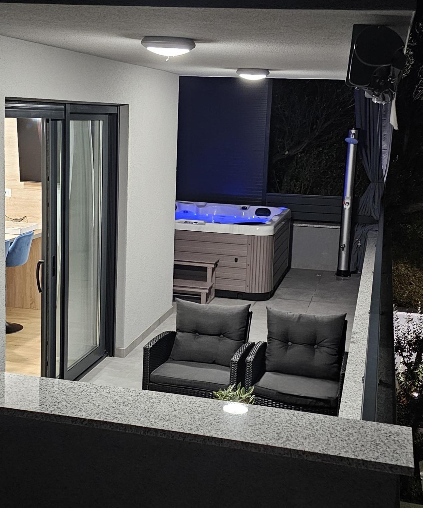 Vucko With Jacuzzi Ferienhaus